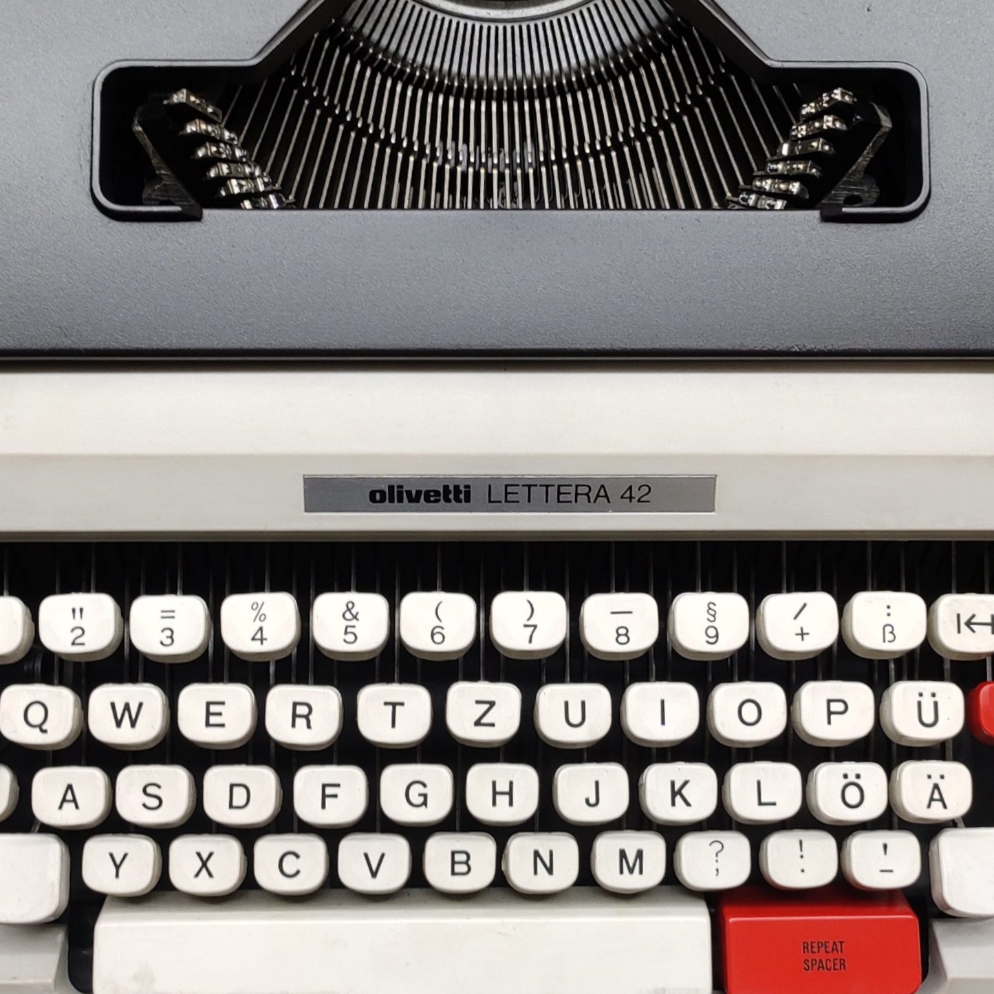 Image of Olivetti Lettera 42 Typewriter with original fibre cover. Available from universaltypewritercompany.in