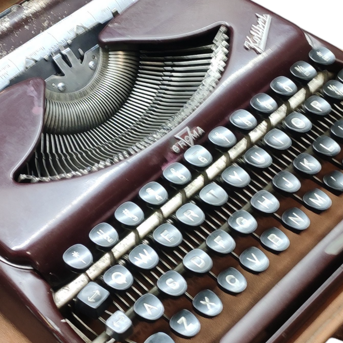Image of Groma Kolibri Typewriter. Available from universaltypewritercompany.in