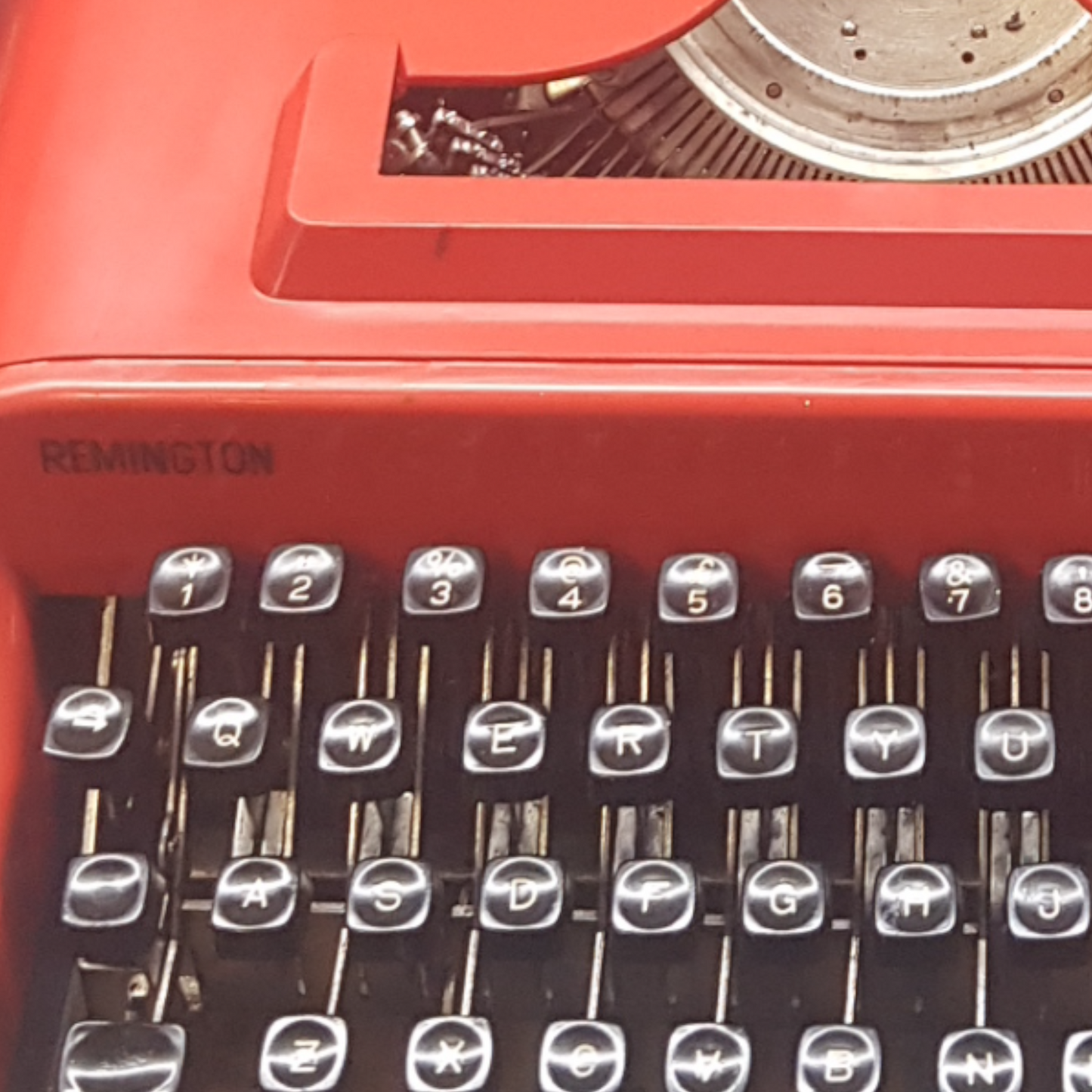 Image of Remington Travelriter Typewriter. Portable Typewriter. Made in Fibre. Available with Black Carry Cover from universaltypewritercompany.in