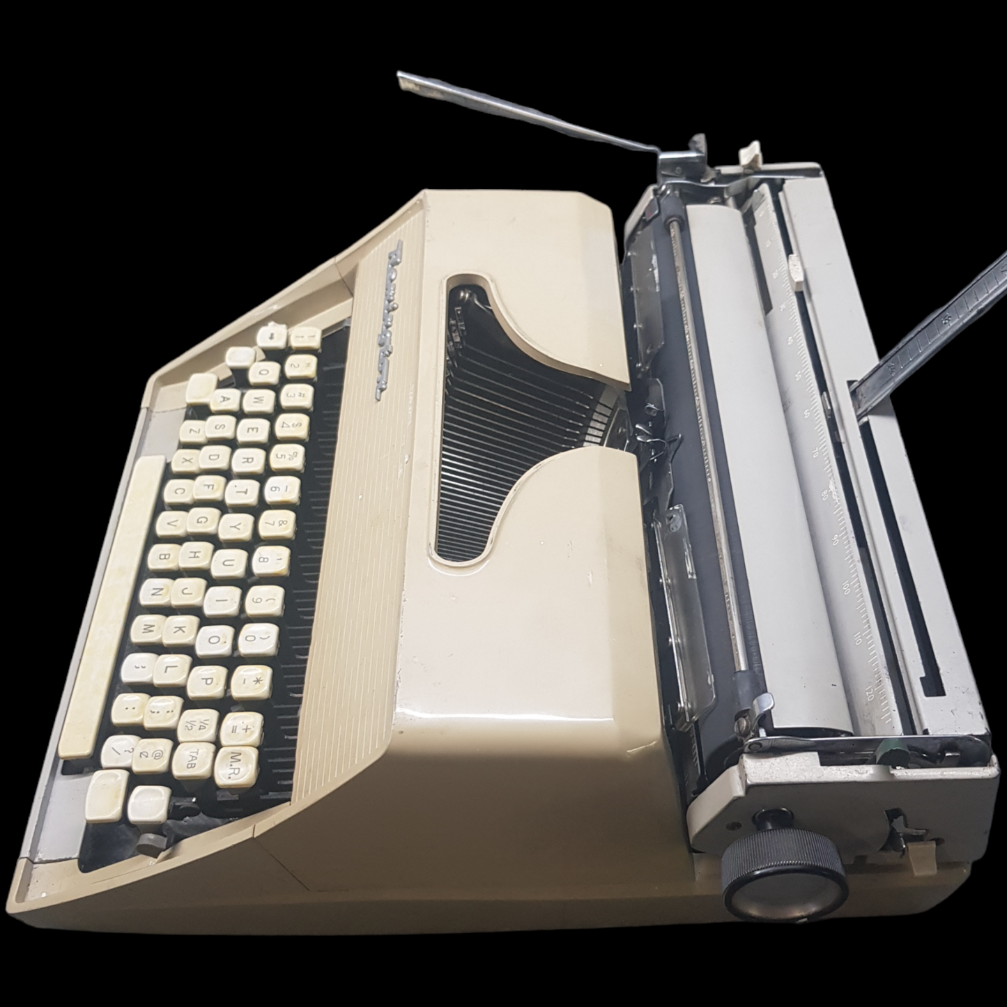 Image of Remington Monarch Fleetwing Typewriter. A Midsize Classic Portable Typewriter. Made in USA. Available from universaltypewritercompany.in
