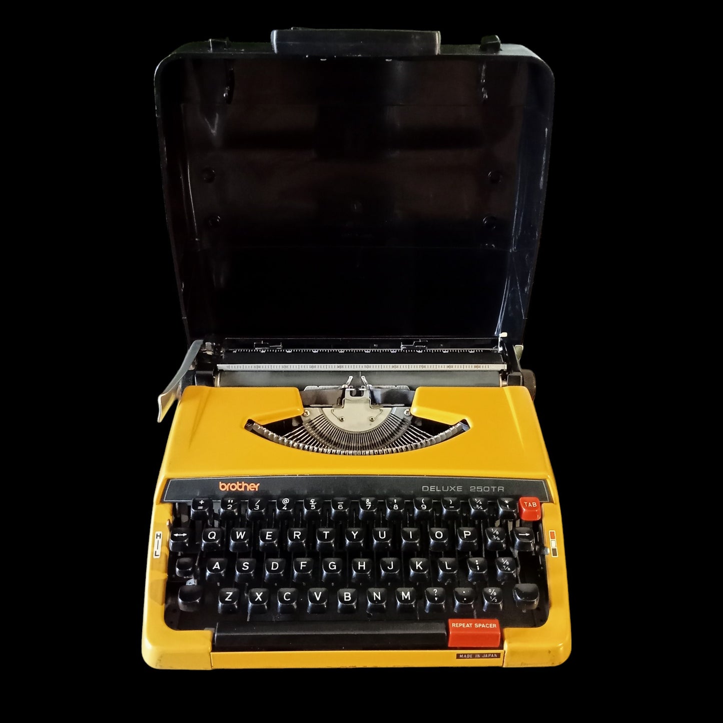 Image of Brother Deluxe 250TR Typewriter. Available from universaltypewritercompany.in