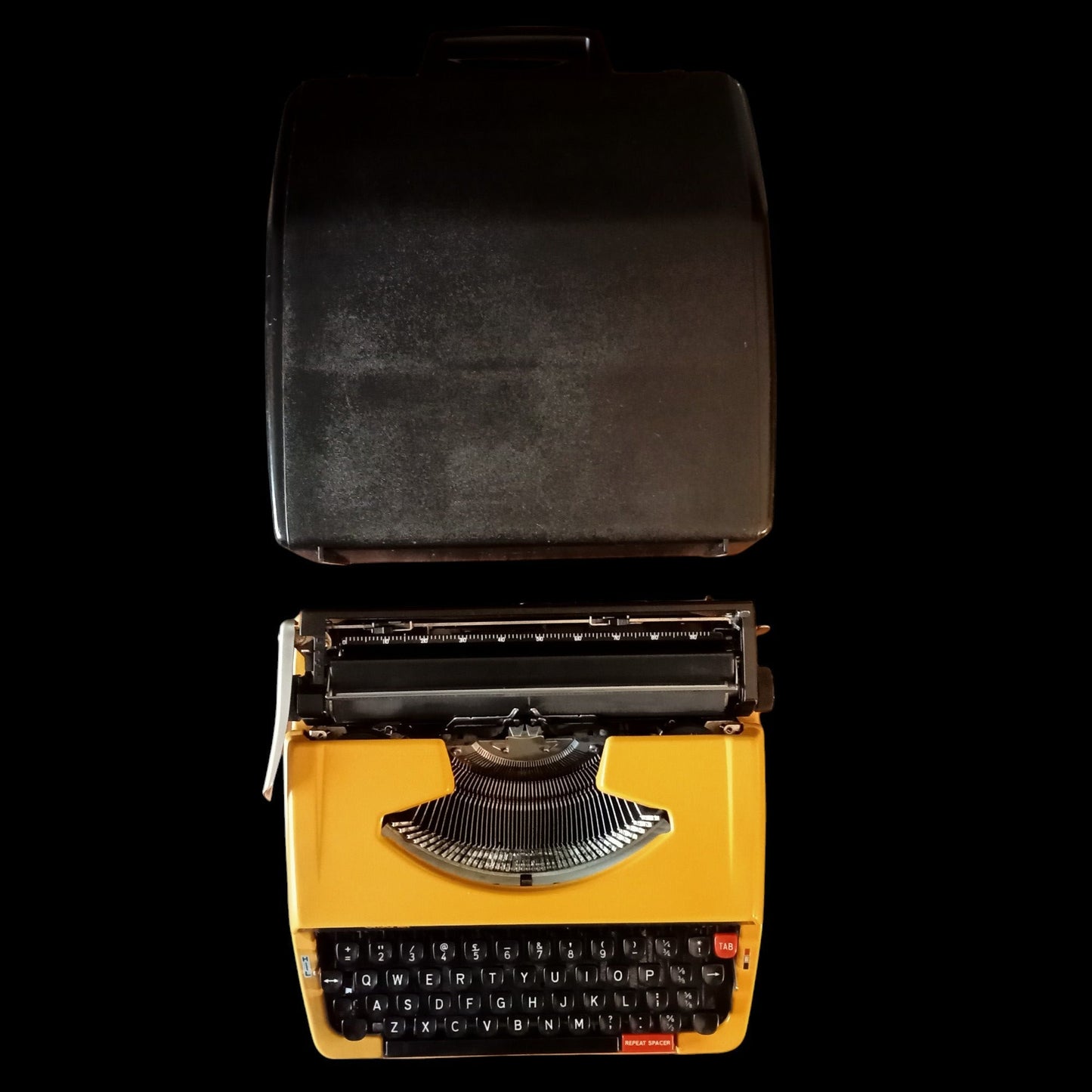 Image of Brother Deluxe 250TR Typewriter. Available from universaltypewritercompany.in