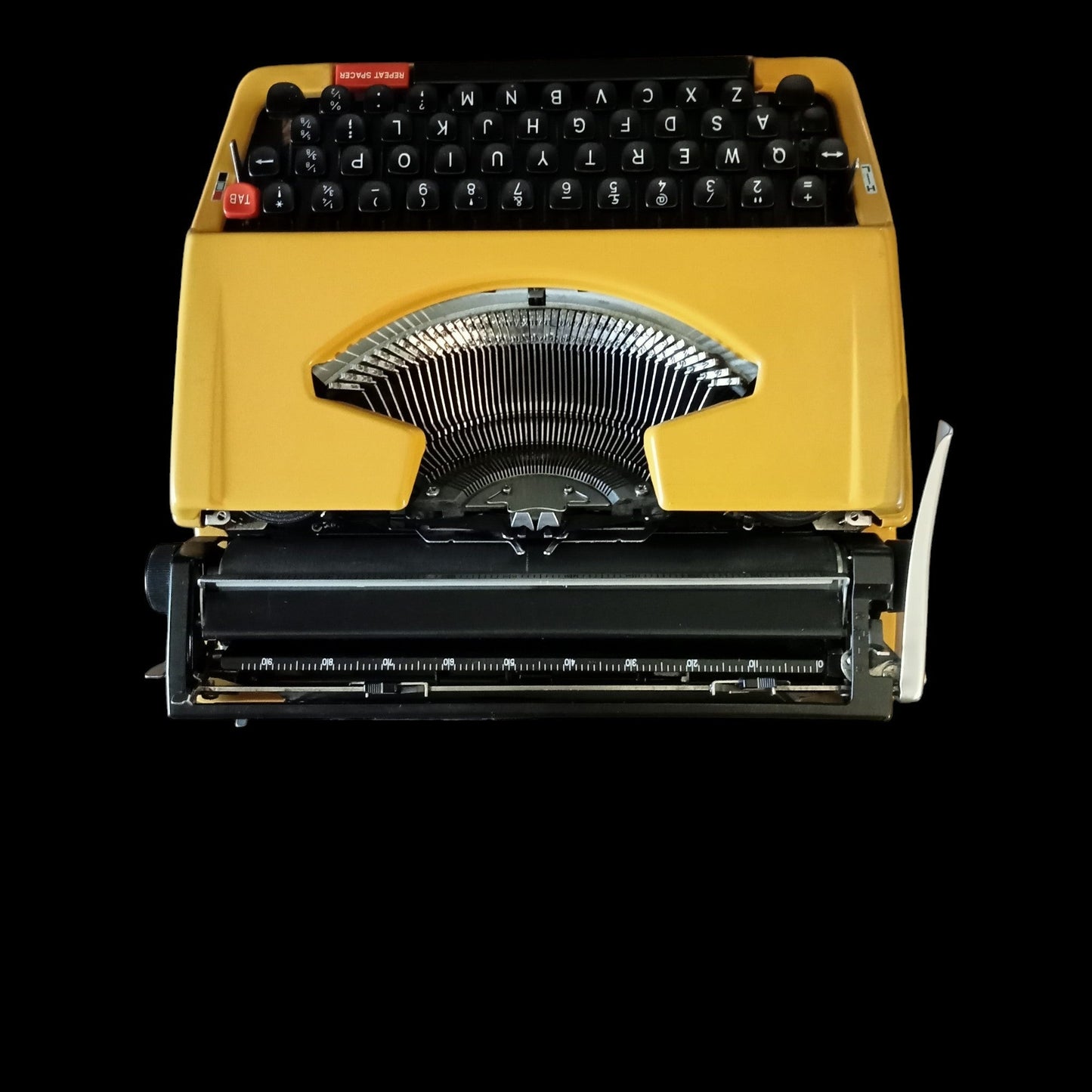 Image of Brother Deluxe 250TR Typewriter. Available from universaltypewritercompany.in