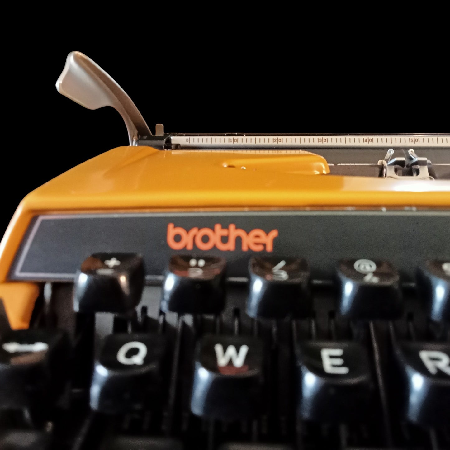 Image of Brother Deluxe 250TR Typewriter. Available from universaltypewritercompany.in