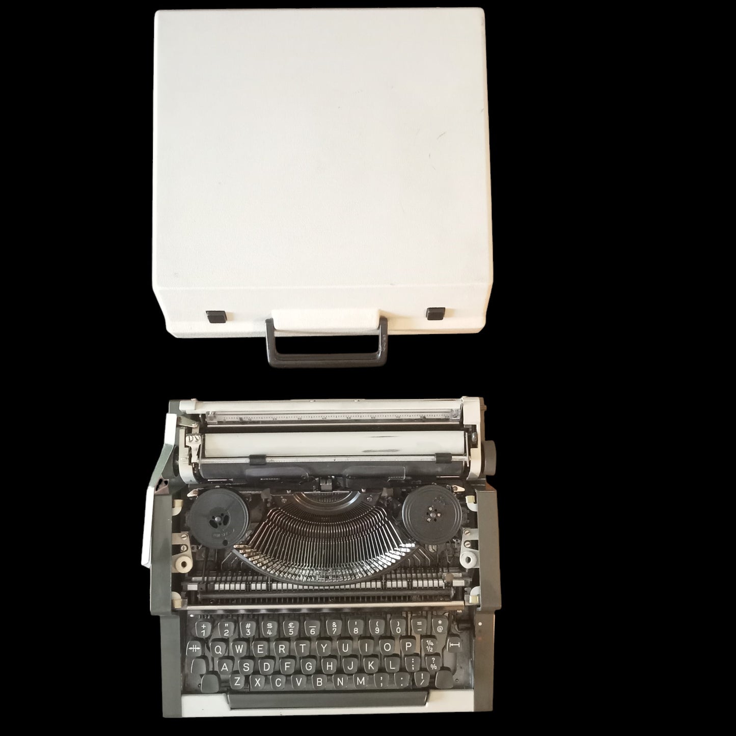 Image of Olympia Traveller De Luxe Typewriter. Available from universaltypewritercompany.in