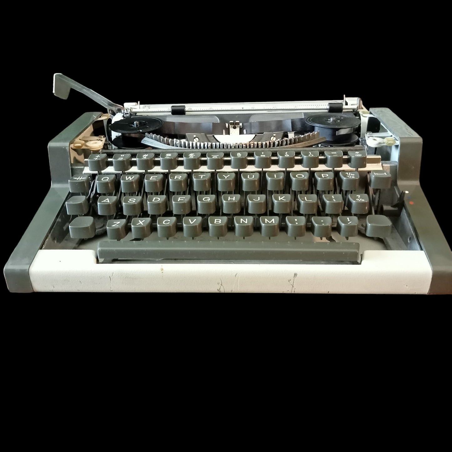 Image of Olympia Traveller De Luxe Typewriter. Available from universaltypewritercompany.in