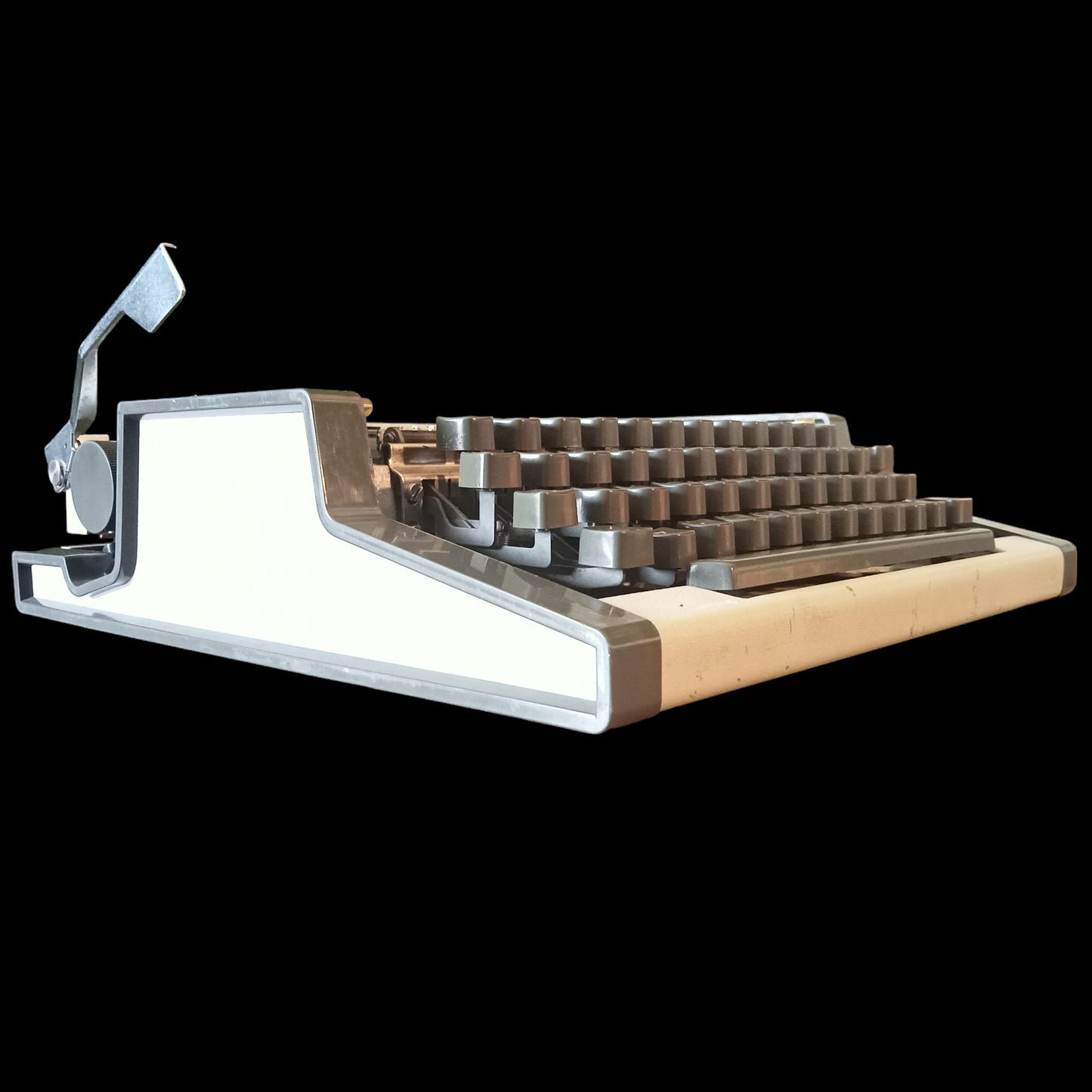 Image of Olympia Traveller De Luxe Typewriter. Available from universaltypewritercompany.in