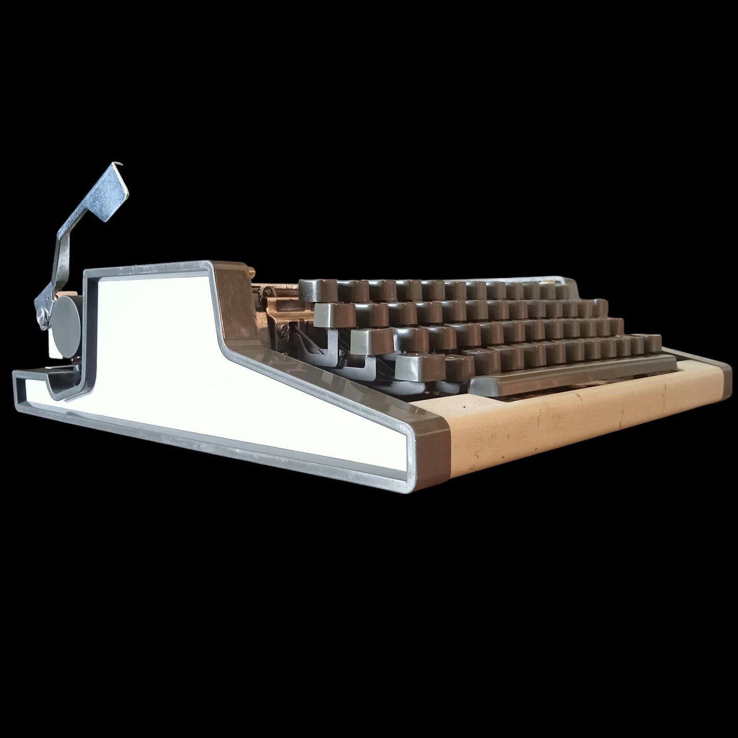 Image of Olympia Traveller De Luxe Typewriter. Available from universaltypewritercompany.in