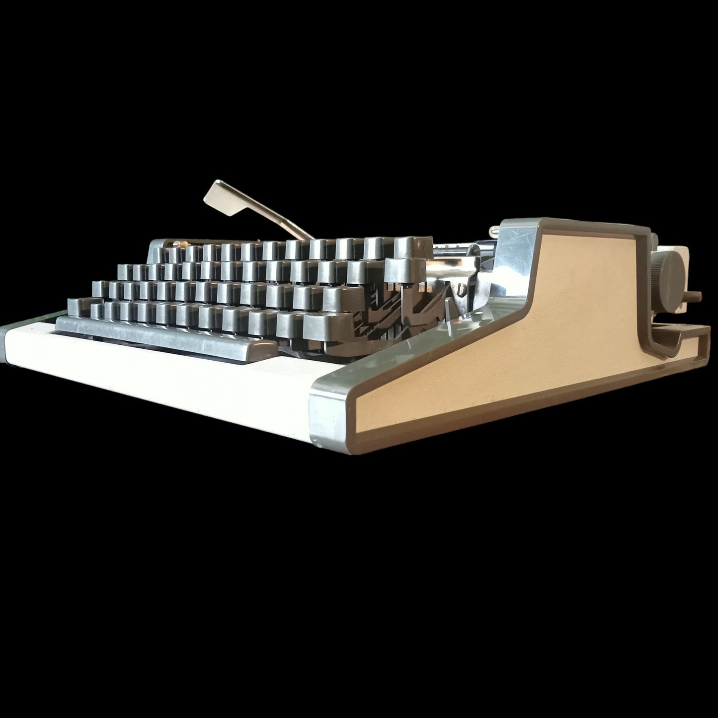 Image of Olympia Traveller De Luxe Typewriter. Available from universaltypewritercompany.in