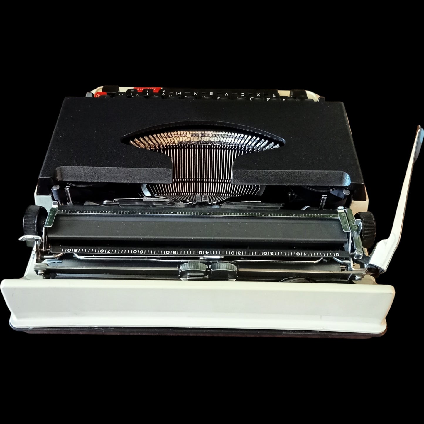Image of Elite RS 400 QWERTZ keyboard Typewriter. Available from universaltypewritercompany.in