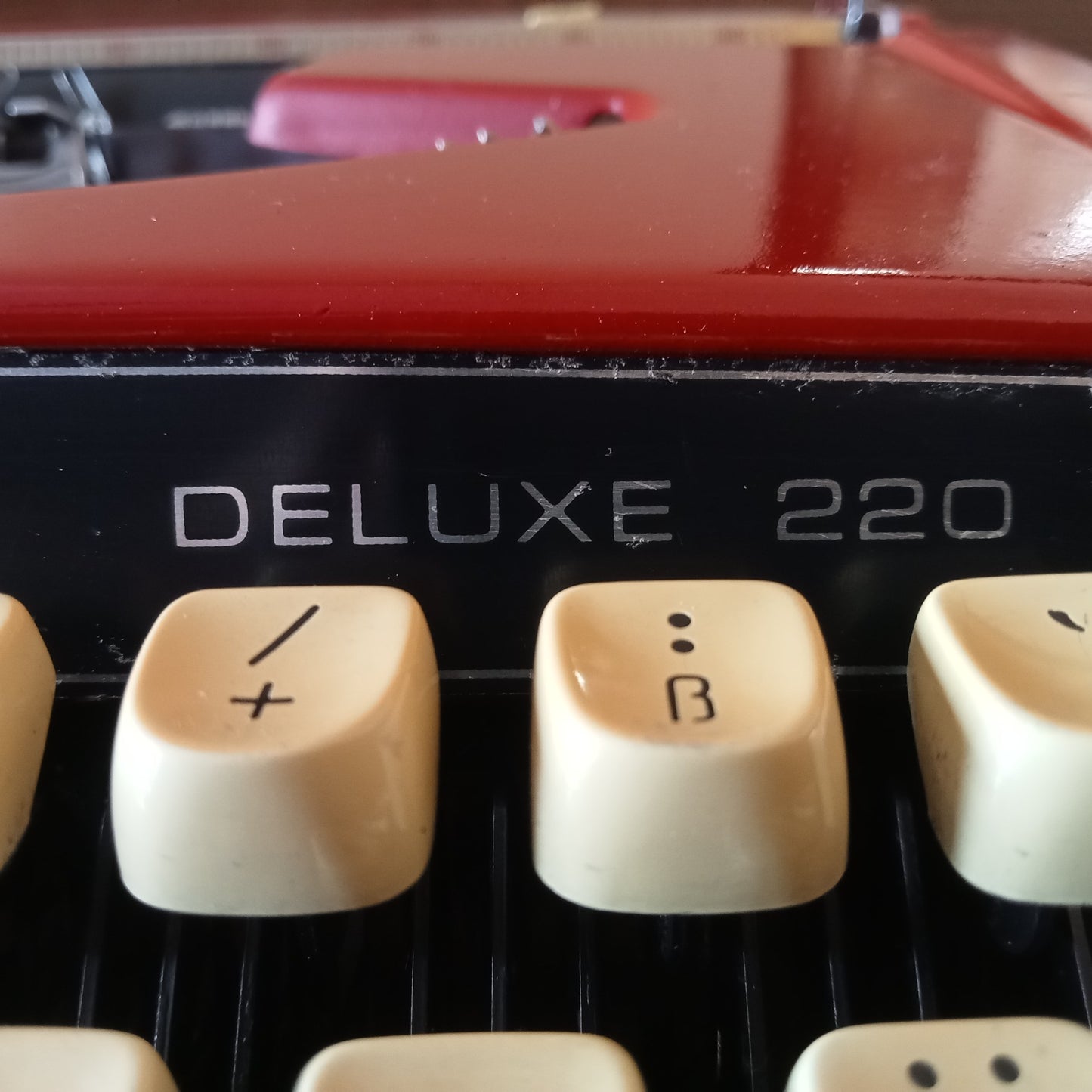 Image of Brother Deluxe 220 Typewriter. Available from universaltypewritercompany.in