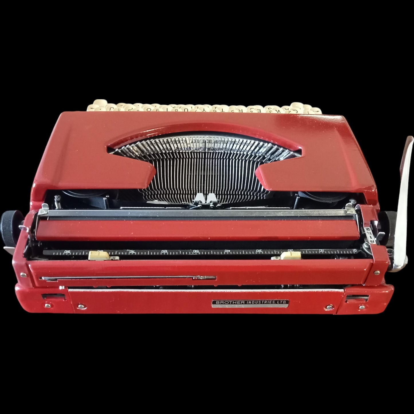 Image of Brother Deluxe 220 Typewriter. Available from universaltypewritercompany.in