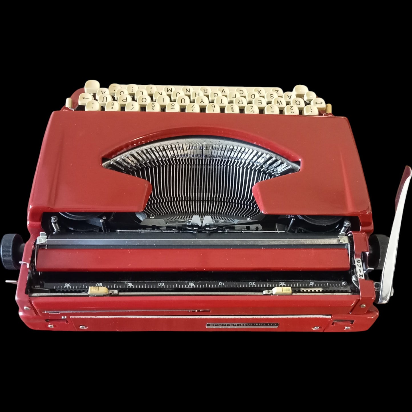 Image of Brother Deluxe 220 Typewriter. Available from universaltypewritercompany.in