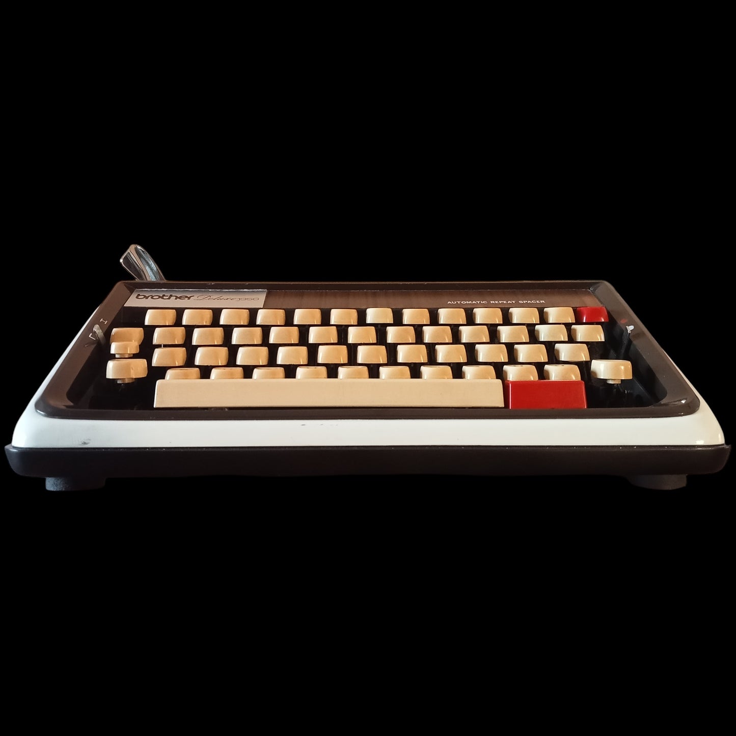 Image of Brother Deluxe 1350 Typewriter. Available from universaltypewritercompany.in