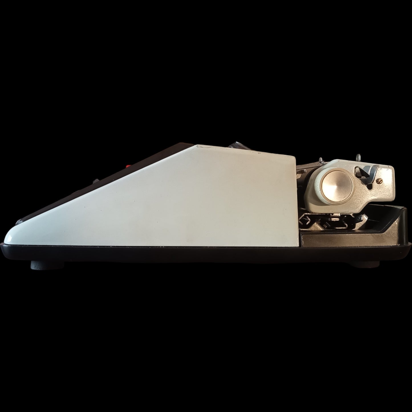 Image of Brother Deluxe 1350 Typewriter. Available from universaltypewritercompany.in
