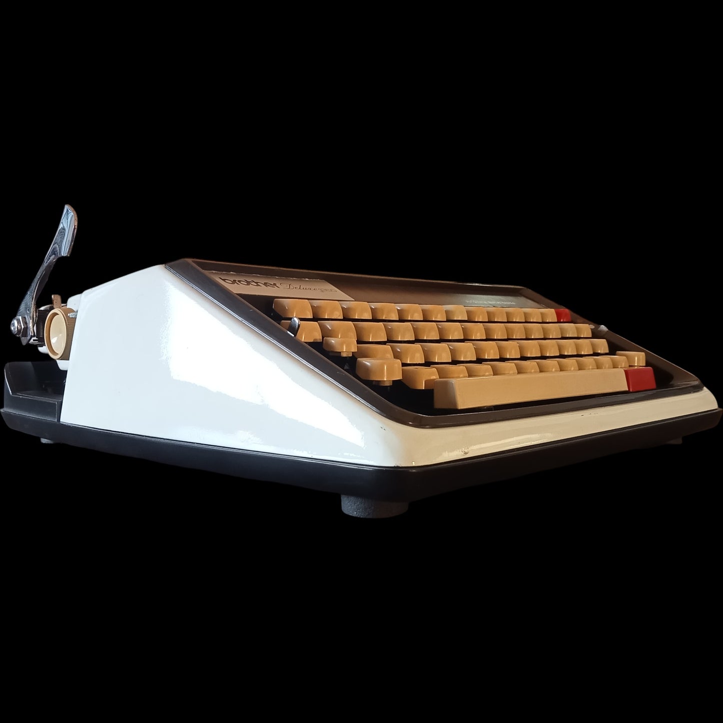 Image of Brother Deluxe 1350 Typewriter. Available from universaltypewritercompany.in