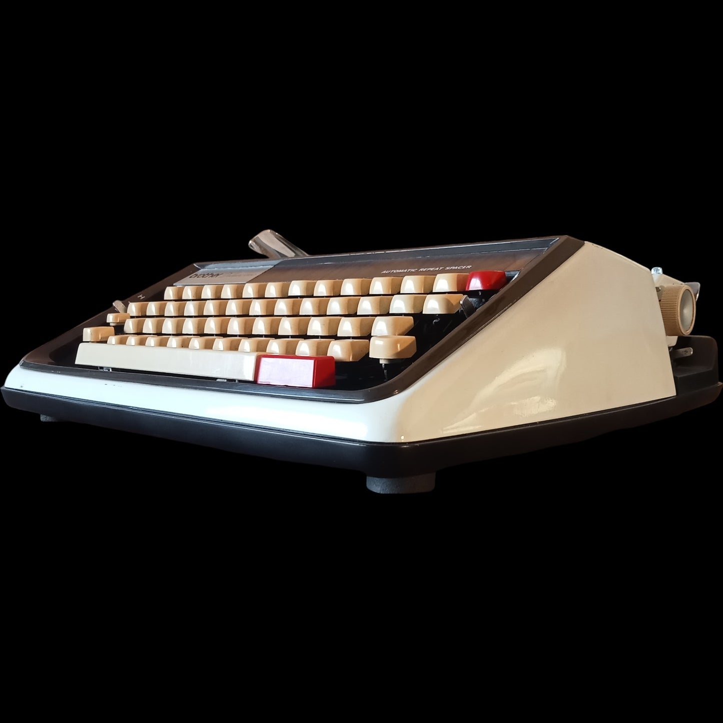 Image of Brother Deluxe 1350 Typewriter. Available from universaltypewritercompany.in