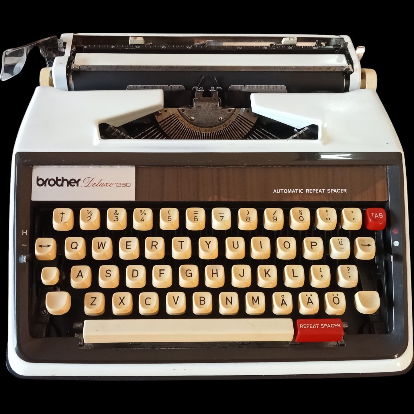 Image of Brother Deluxe 1350 Typewriter. Available from universaltypewritercompany.in