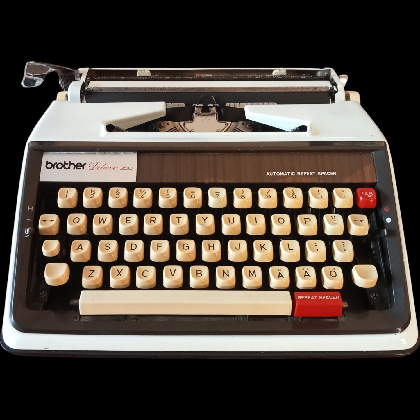 Image of Brother Deluxe 1350 Typewriter. Available from universaltypewritercompany.in