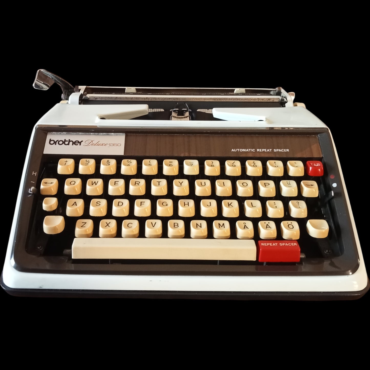 Image of Brother Deluxe 1350 Typewriter. Available from universaltypewritercompany.in