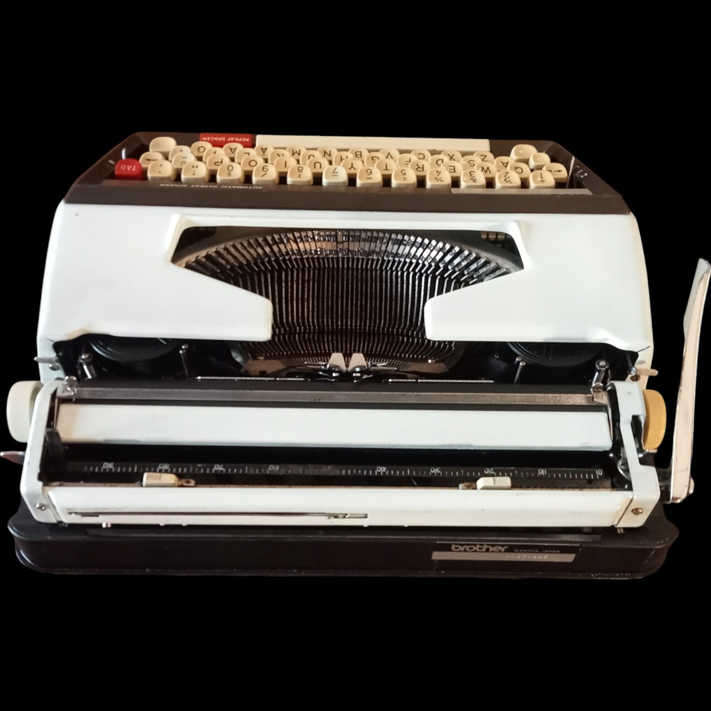 Image of Brother Deluxe 1350 Typewriter. Available from universaltypewritercompany.in