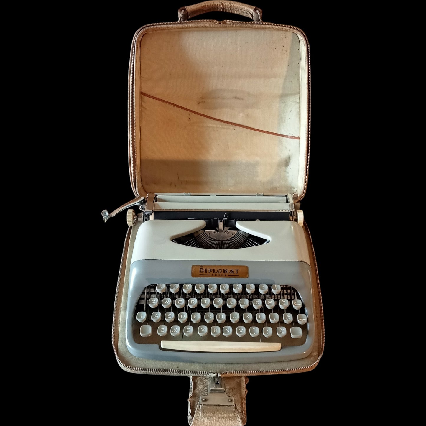 Image of Diplomat Super Typewriter. Available from universaltypewritercompany.in