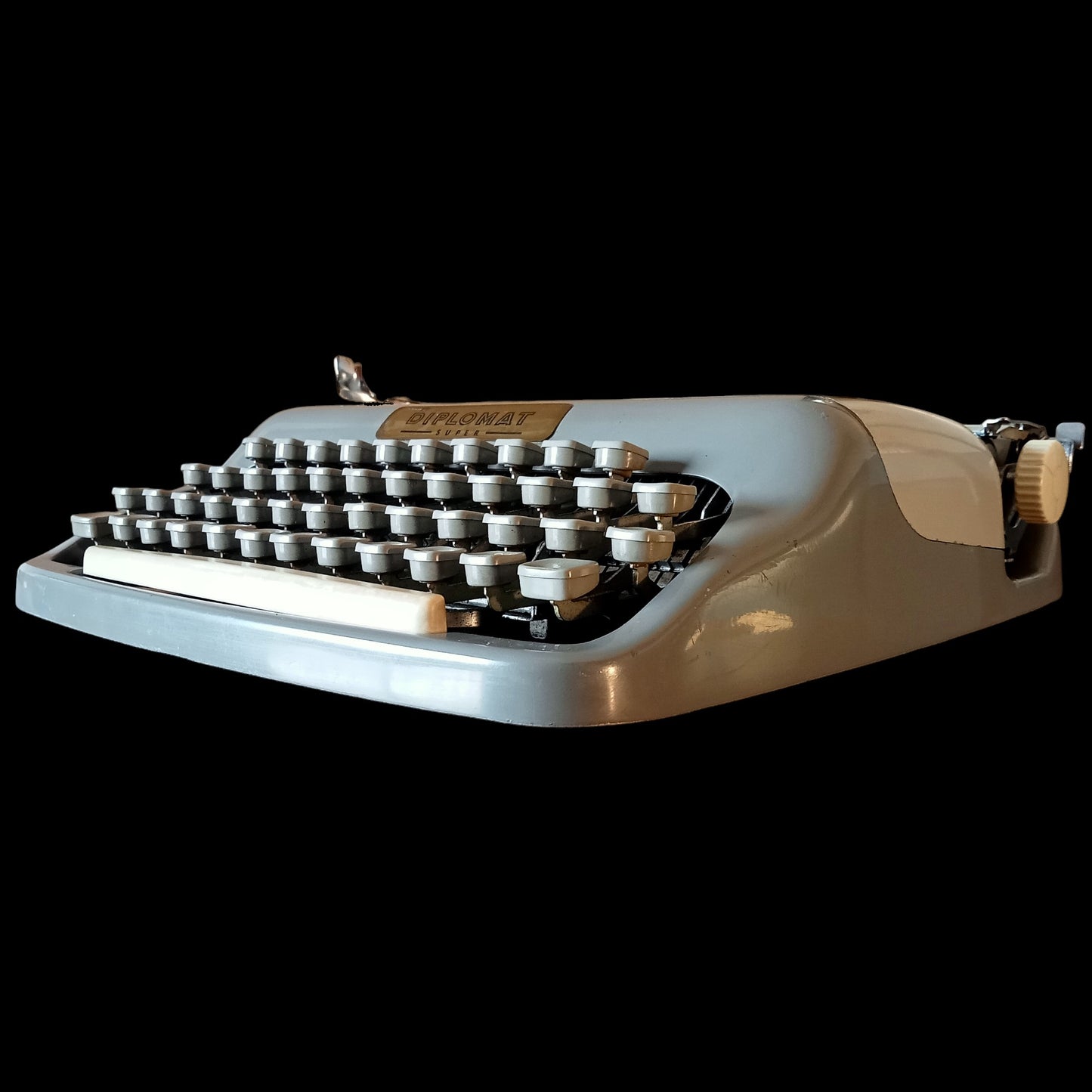 Image of Diplomat Super Typewriter. Available from universaltypewritercompany.in