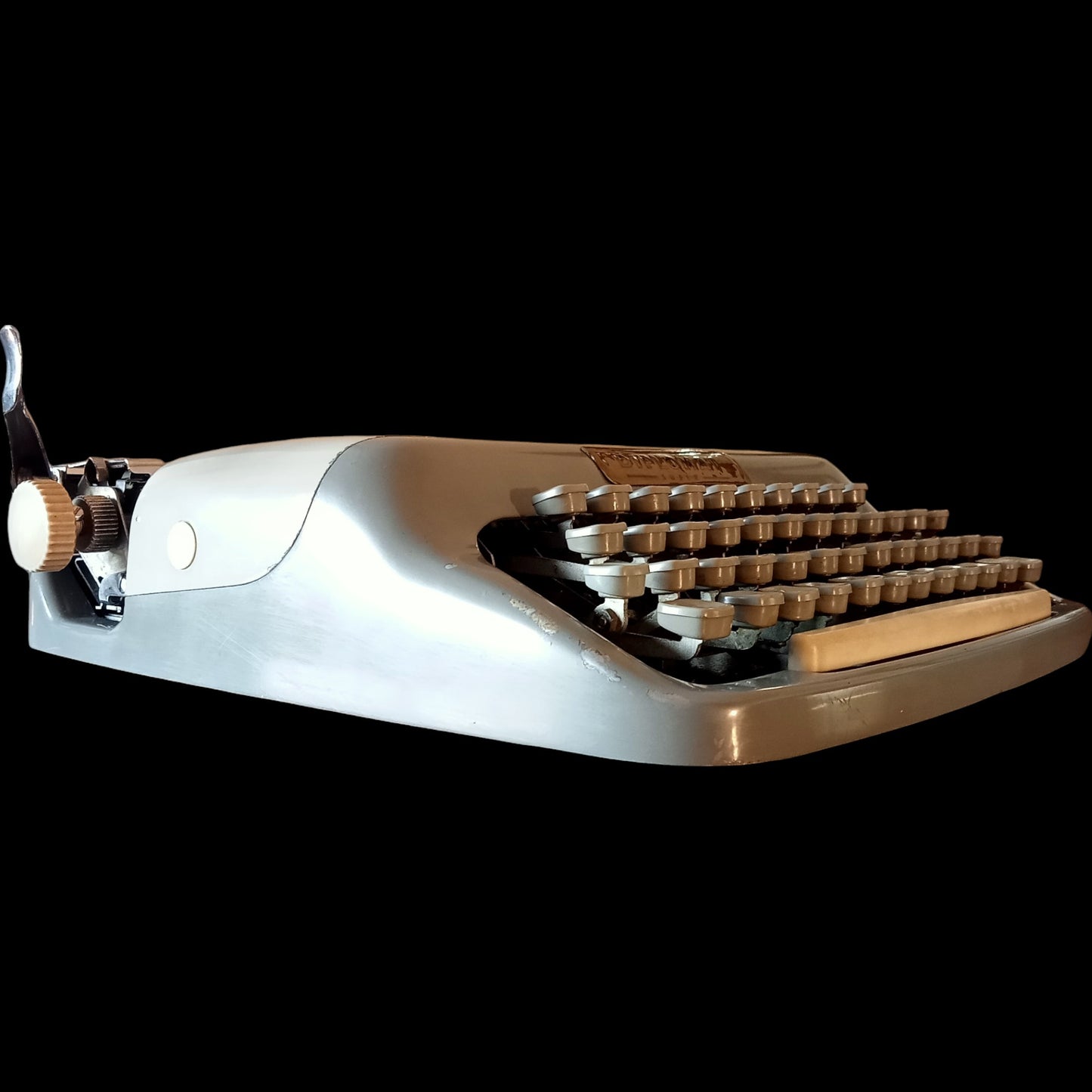 Image of Diplomat Super Typewriter. Available from universaltypewritercompany.in