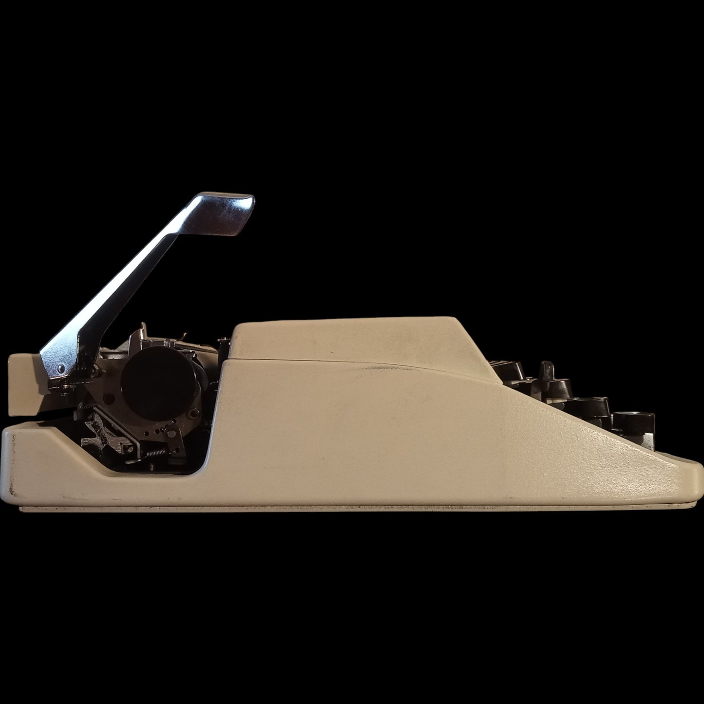 Image of Adler Typewriter. Available from universaltypewritercompany.in