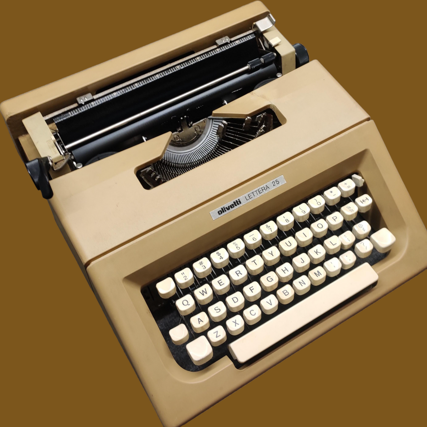 Image of Olivetti Lettera 25 Typewriter. Available at universaltypewritercompany.in