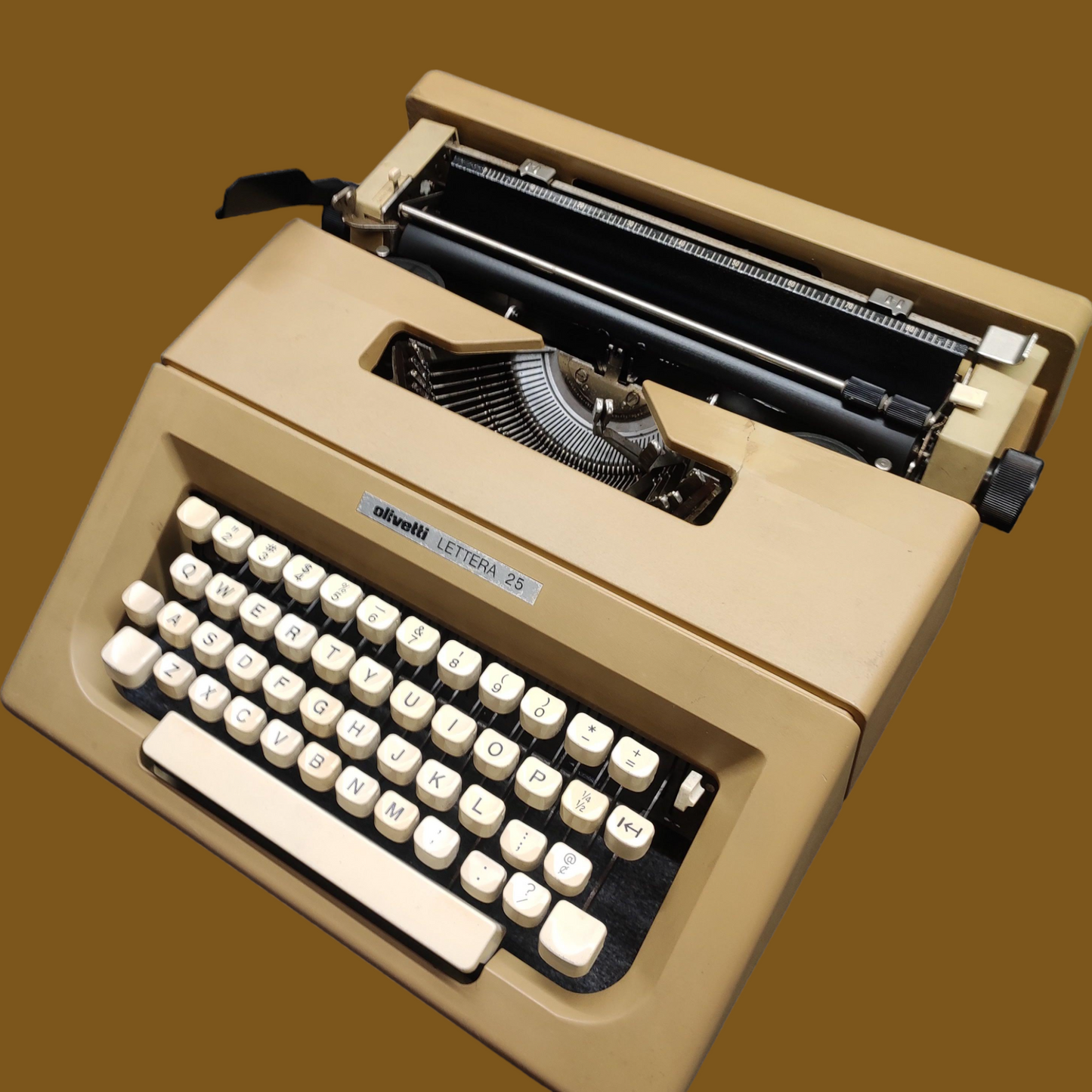 Image of Olivetti Lettera 25 Typewriter. Available at universaltypewritercompany.in
