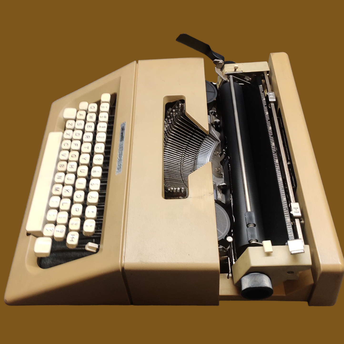 Image of Olivetti Lettera 25 Typewriter. Available at universaltypewritercompany.in