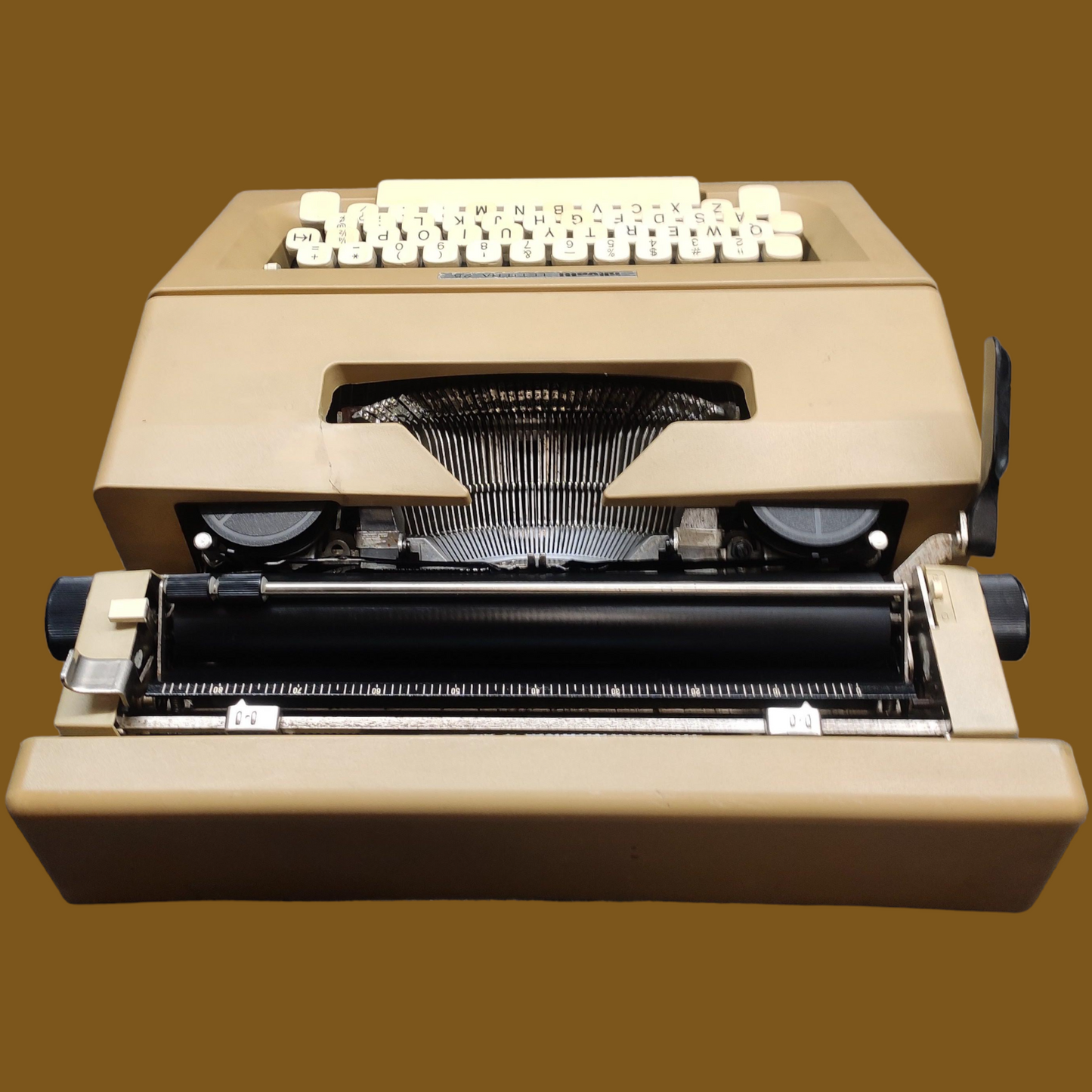Image of Olivetti Lettera 25 Typewriter. Available at universaltypewritercompany.in