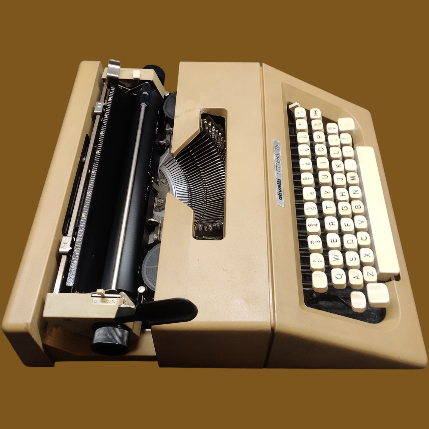 Image of Olivetti Lettera 25 Typewriter. Available at universaltypewritercompany.in