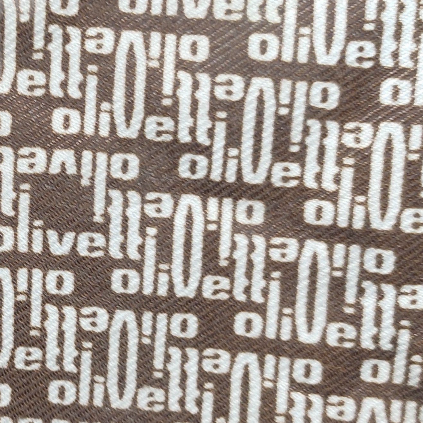 Image of Olivetti Lettera 25 Typewriter. Available at universaltypewritercompany.in