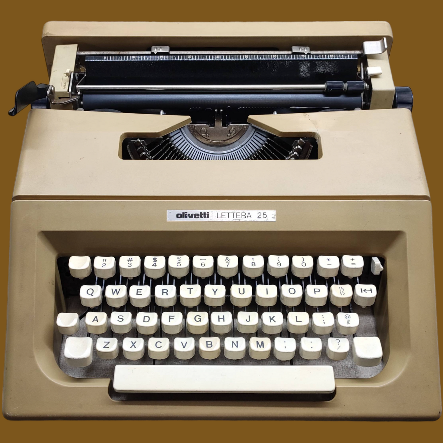 Image of Olivetti Lettera 25 Typewriter. Available at universaltypewritercompany.in