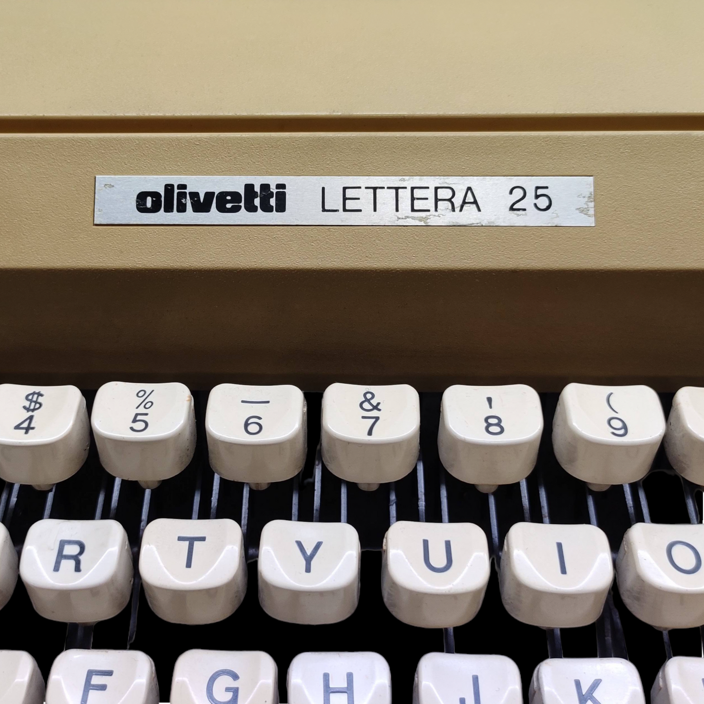 Image of Olivetti Lettera 25 Typewriter. Available at universaltypewritercompany.in