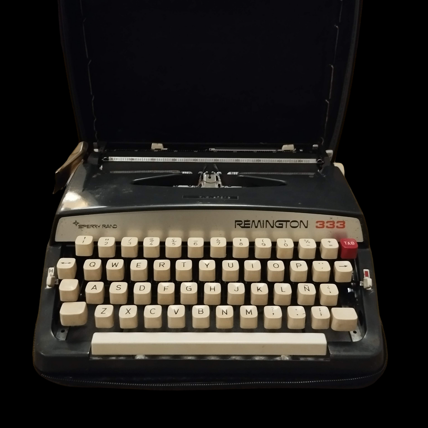 Image of Remington 333 Typewriter. Available from universaltypewritercompany.in