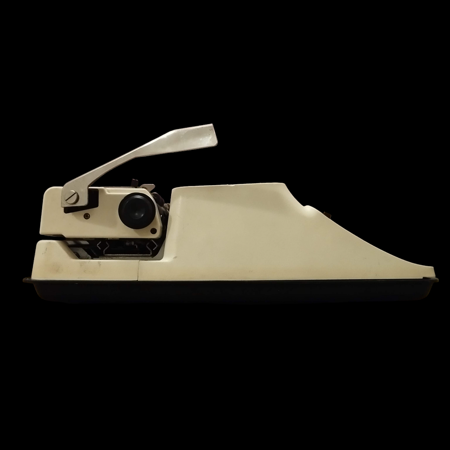 Image of Silver Reed 810 Typewriter. Available from universaltypewritercompany.in.