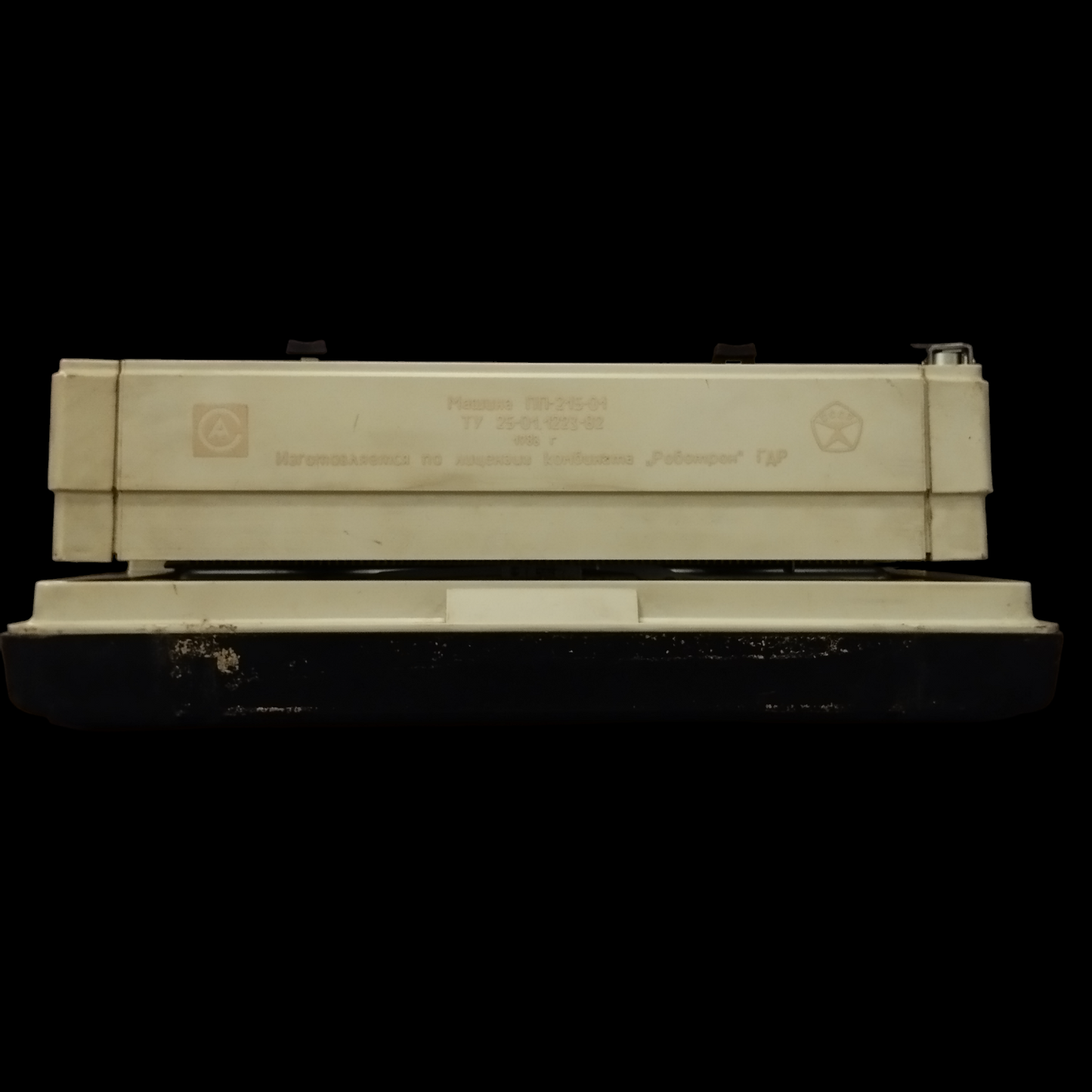Image of Russian Keyboard Typewriter. Available from universaltypewritercompany.in