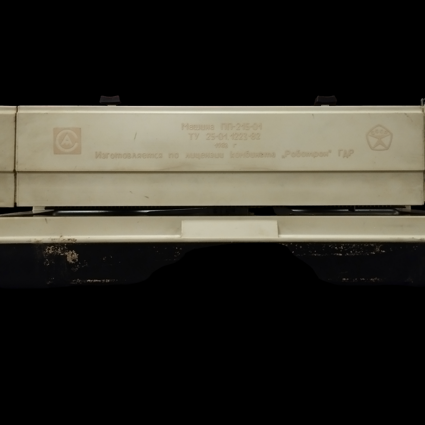 Image of Russian Keyboard Typewriter. Available from universaltypewritercompany.in