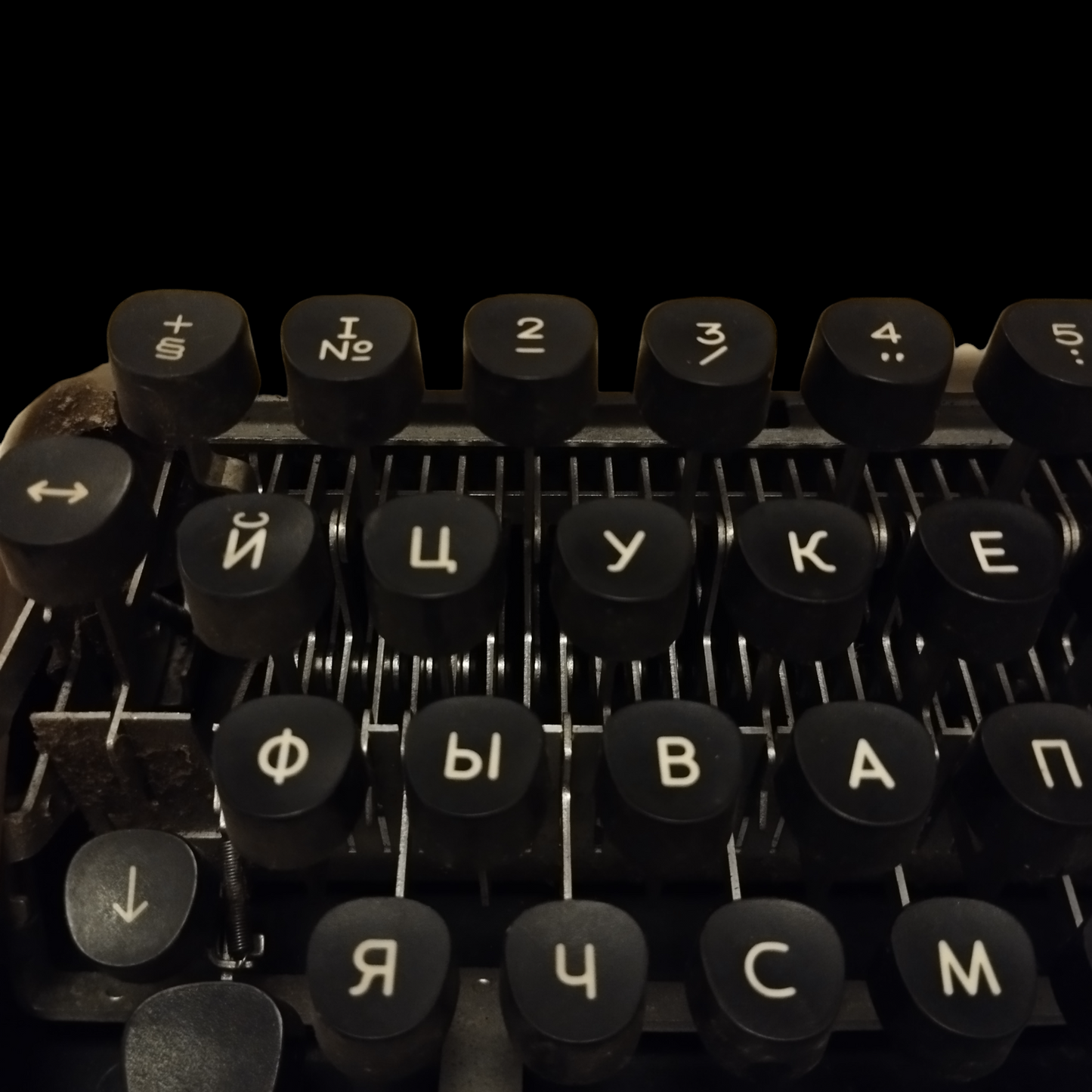 Image of Russian Keyboard Typewriter. Available from universaltypewritercompany.in