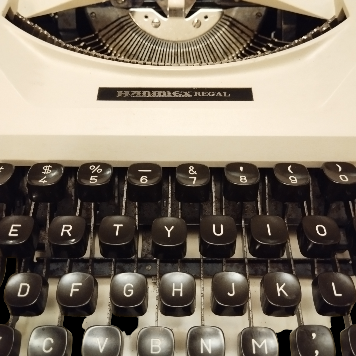 Image of Hanimex Regal Typewriter. Available from universaltypewritercompany.in