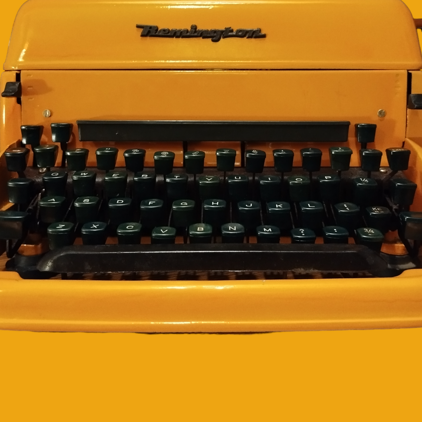 Image of Remington Desktop Typewriter. Available from universaltypewritercompany.in
