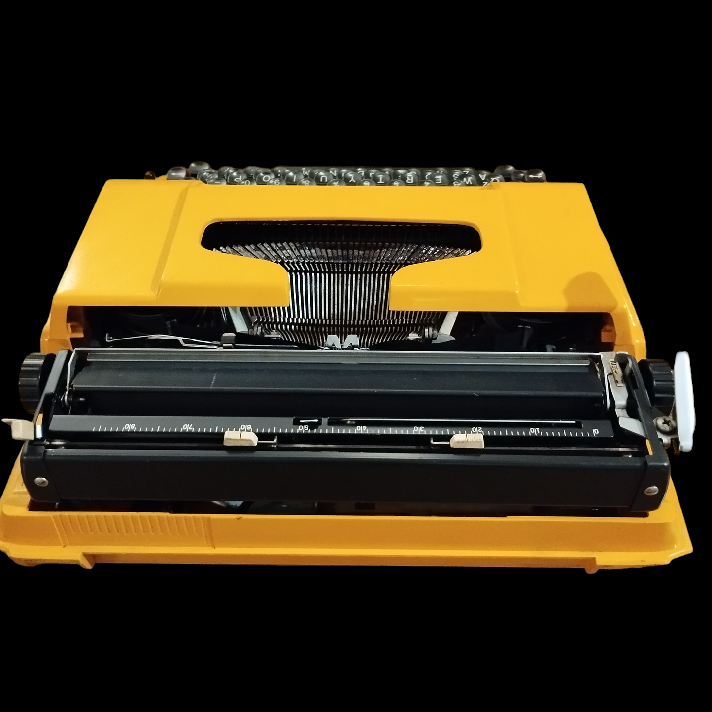 Image of Brother DELUXE 750TR Typewriter. Available from universaltypewritercompany.in