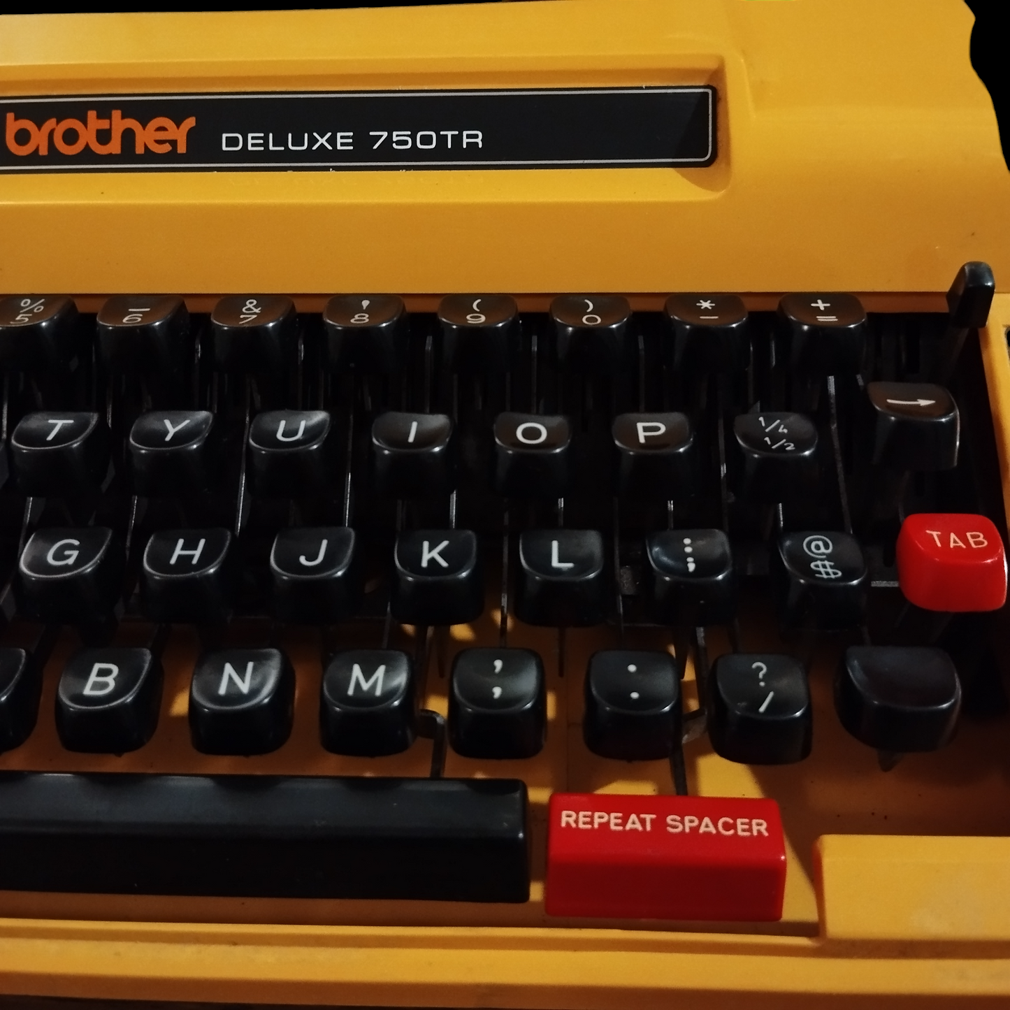 Image of Brother DELUXE 750TR Typewriter. Available from universaltypewritercompany.in