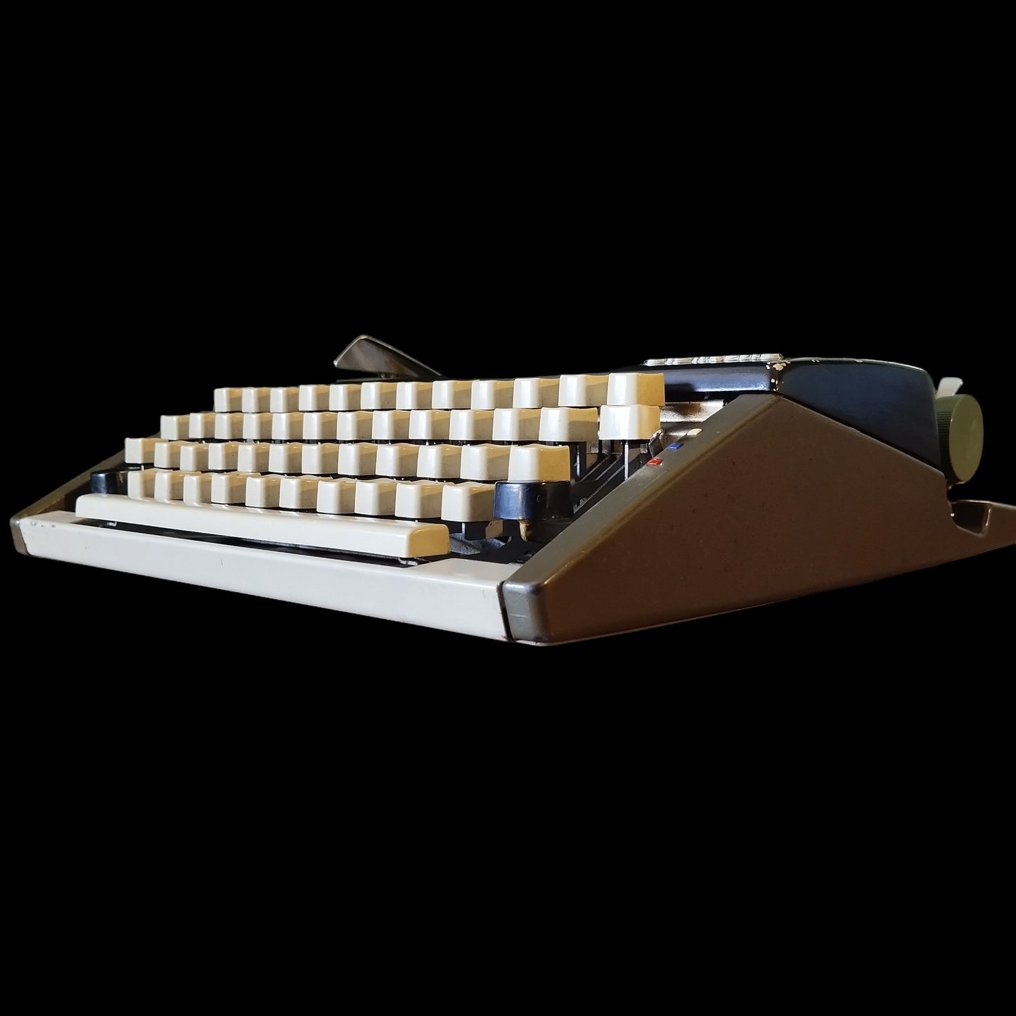 Image of Olympia Port SF DLX Typewriter. Available from universaltypewritercompany.in