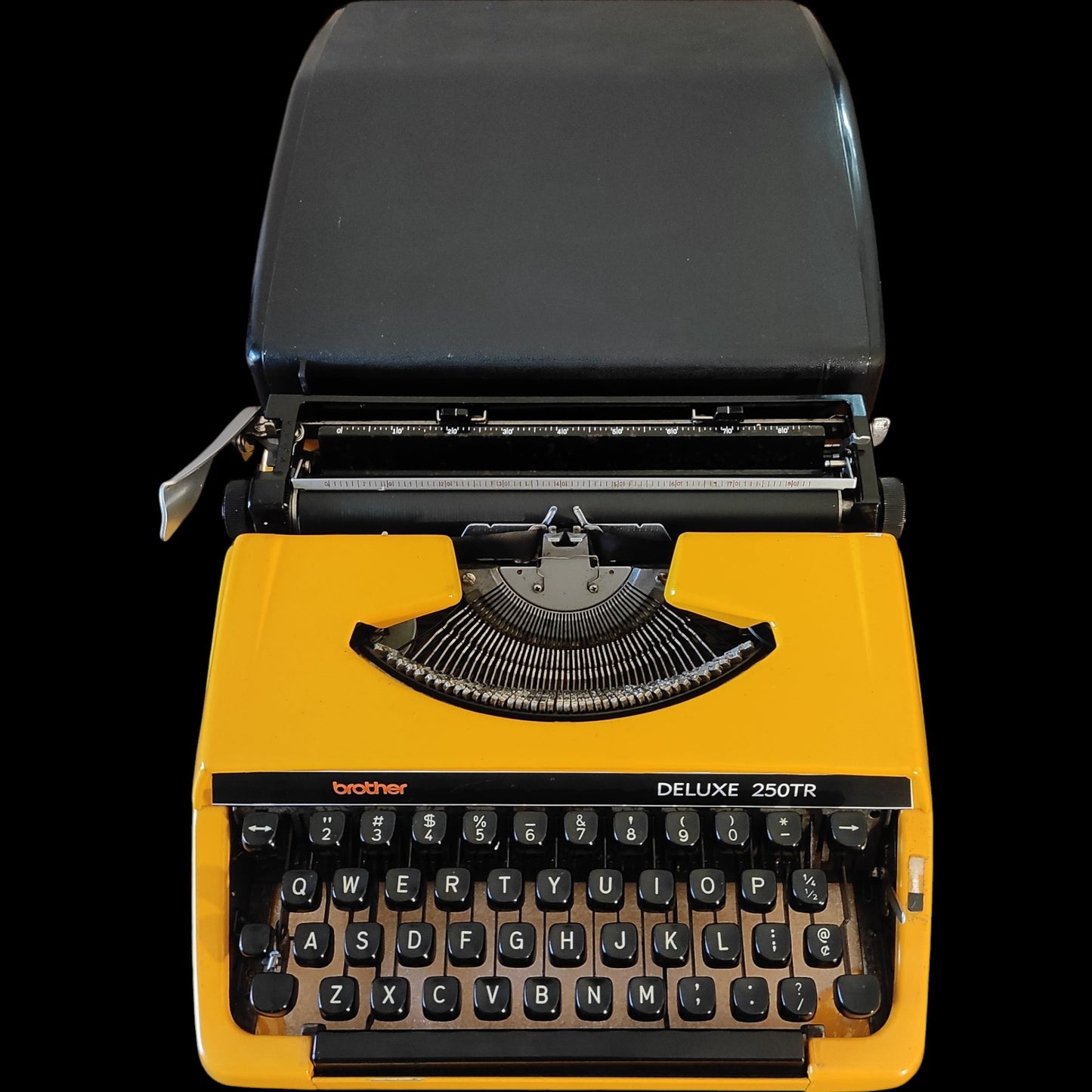 Image of Brother Deluxe 250TR Typewriter. Available from universaltypewritercompany.in