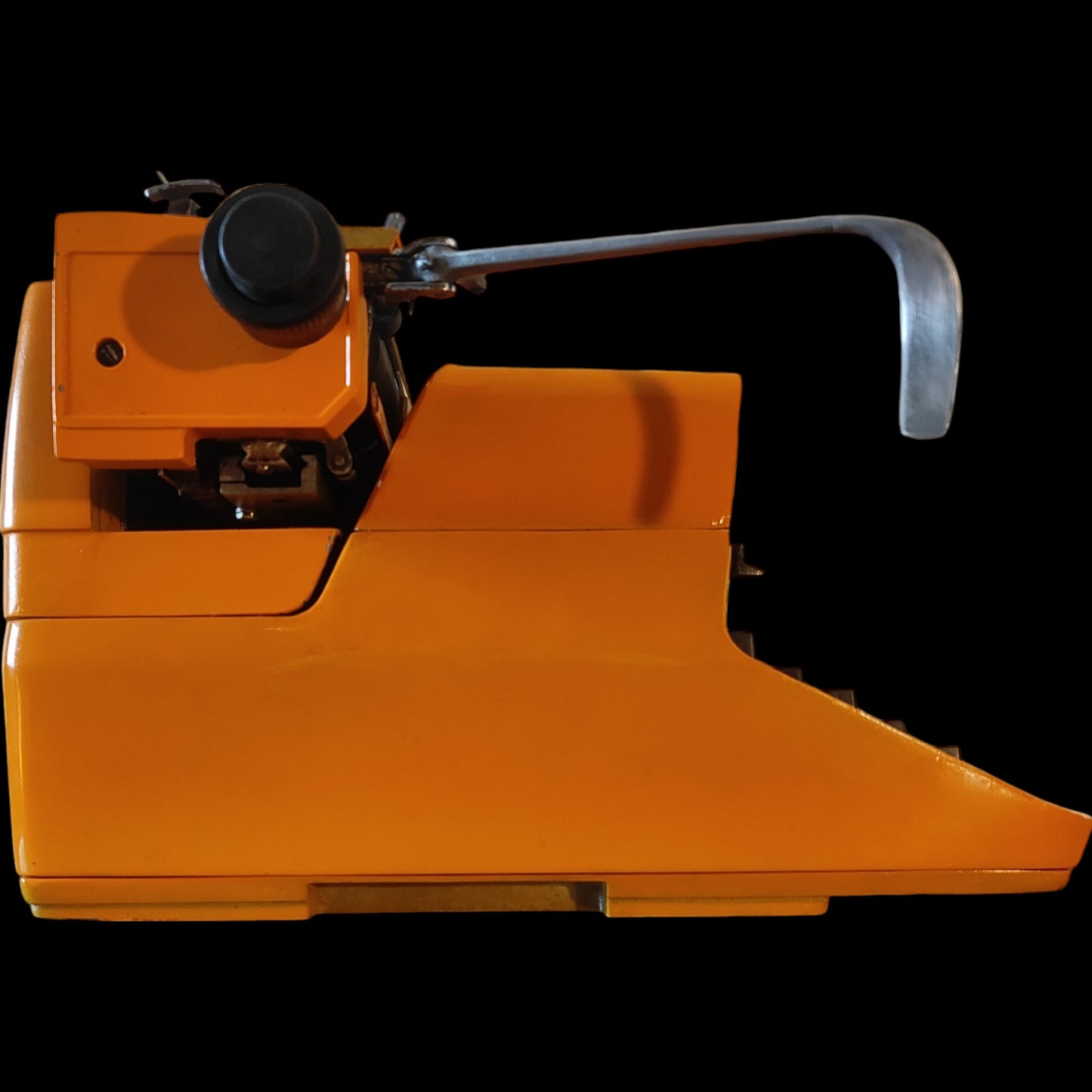 Image of Remington 2000 Typewriter. Available from universaltypewritercompany.in