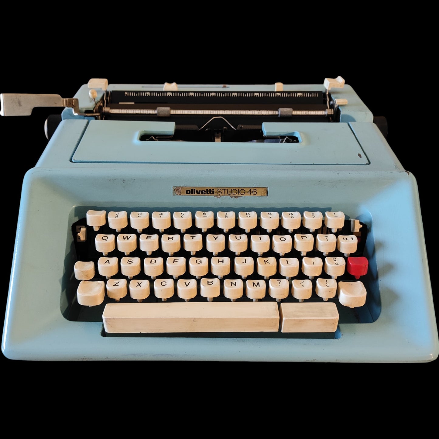 Image of Olivetti Studio 46 Typewriter. Available from universaltypewritercompany.in